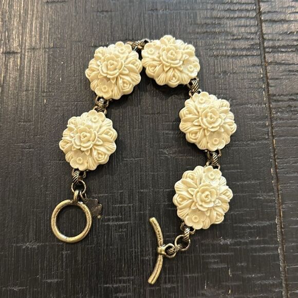 Vintage Lucky Brand Carved Roses Flowers Burnished Gold Toggle Bracelet​​​ - Picture 1 of 6
